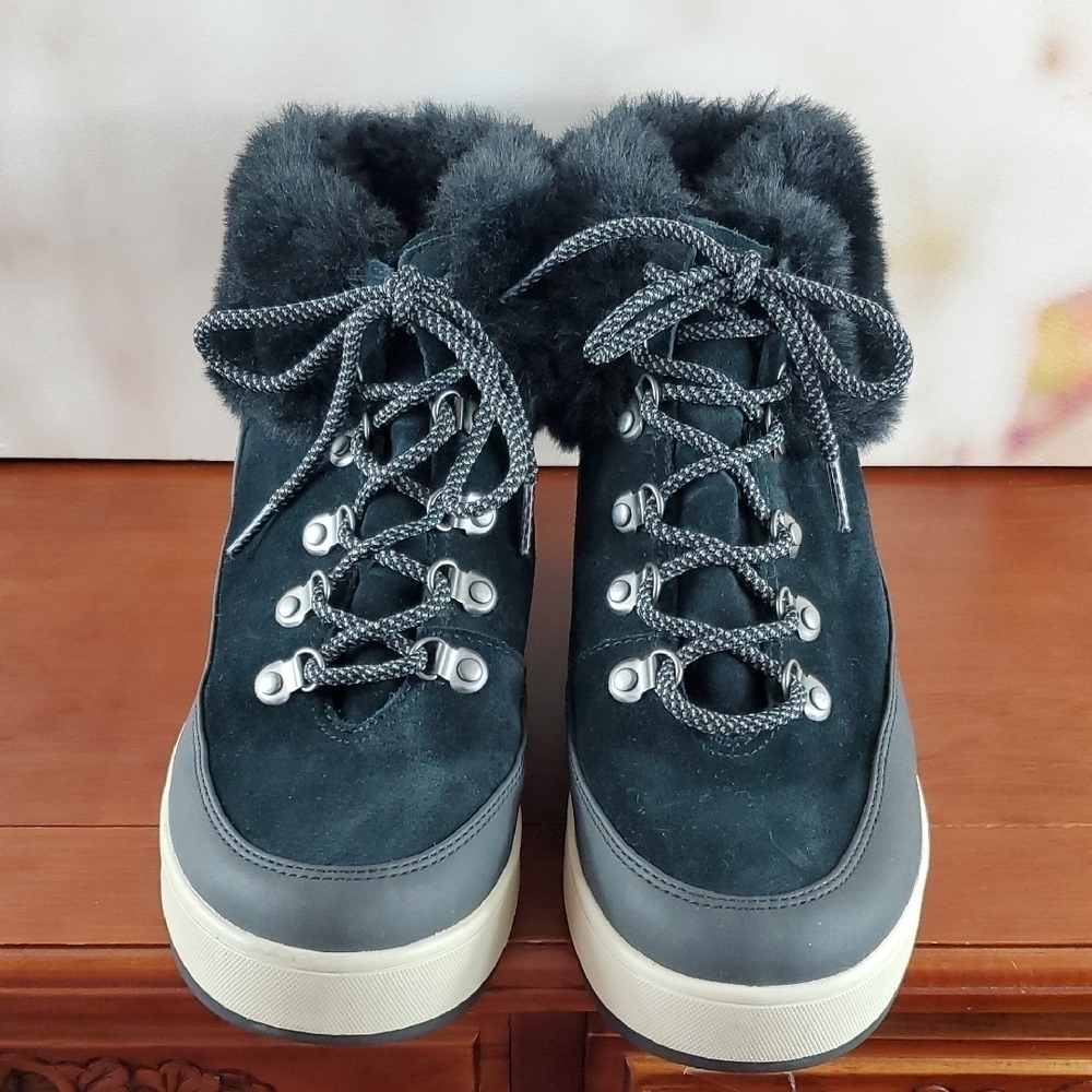 Koolaburra Black and Gray Winter Boots with Fur Lining - 11